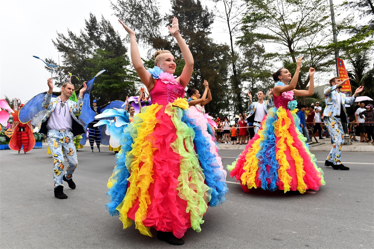 Carnival đường phố mở màn ấn tượng cho Lễ hội Du lịch biển Sầm Sơn 2020