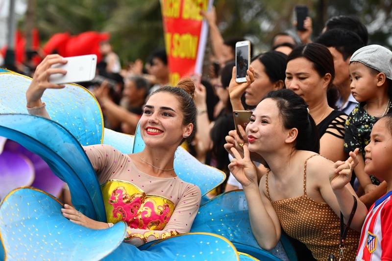 Carnival đường phố mở màn ấn tượng cho Lễ hội Du lịch biển Sầm Sơn 2020
