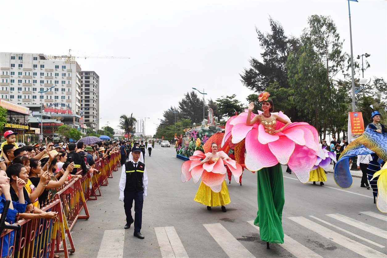 Carnival đường phố mở màn ấn tượng cho Lễ hội Du lịch biển Sầm Sơn 2020