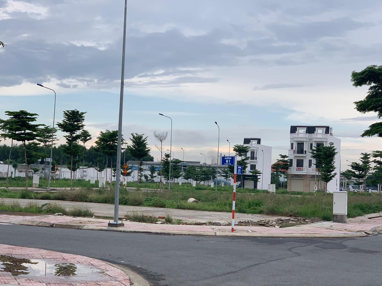 Sau khi B&igrave;nh Dương c&oacute; chủ trương di dời c&aacute;c x&iacute; nghiệp &ocirc; nhiễm ra khỏi c&aacute;c khu d&acirc;n cư, nhiều dự &aacute;n đ&atilde; được mọc l&ecirc;n tr&ecirc;n đất n&agrave;y.