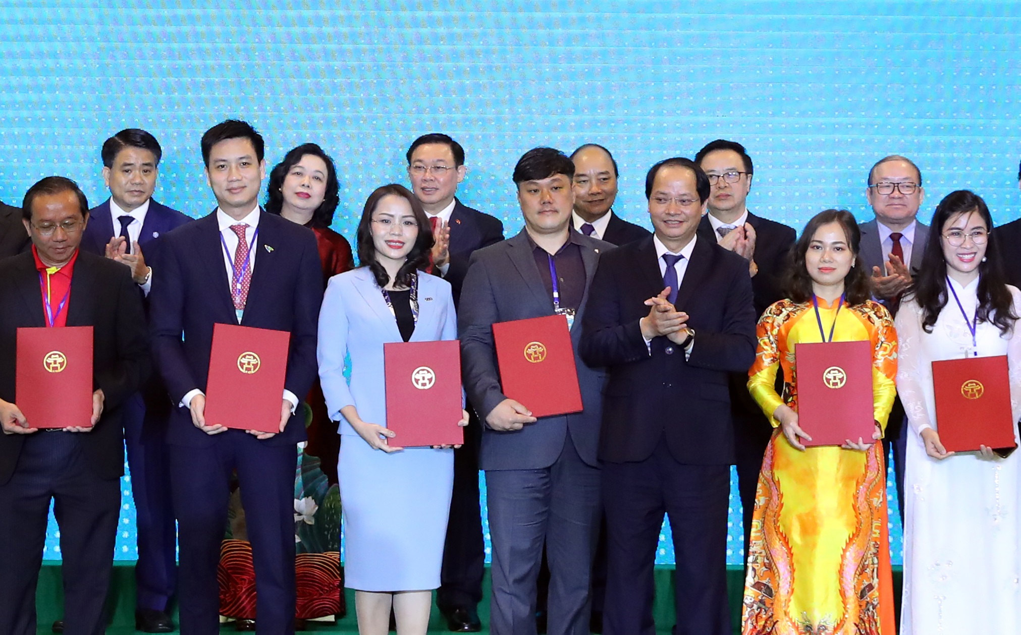 B&agrave; Hương Trần Kiều Dung &ndash; Ph&oacute; Chủ tịch thường trực Tập đo&agrave;n FLC v&agrave; &ocirc;ng B&ugrave;i Quang Dũng &ndash; Ph&oacute; Tổng Gi&aacute;m đốc Bamboo Airways nhận MOU về lĩnh vực văn h&oacute;a &ndash; x&atilde; hội, du lịch