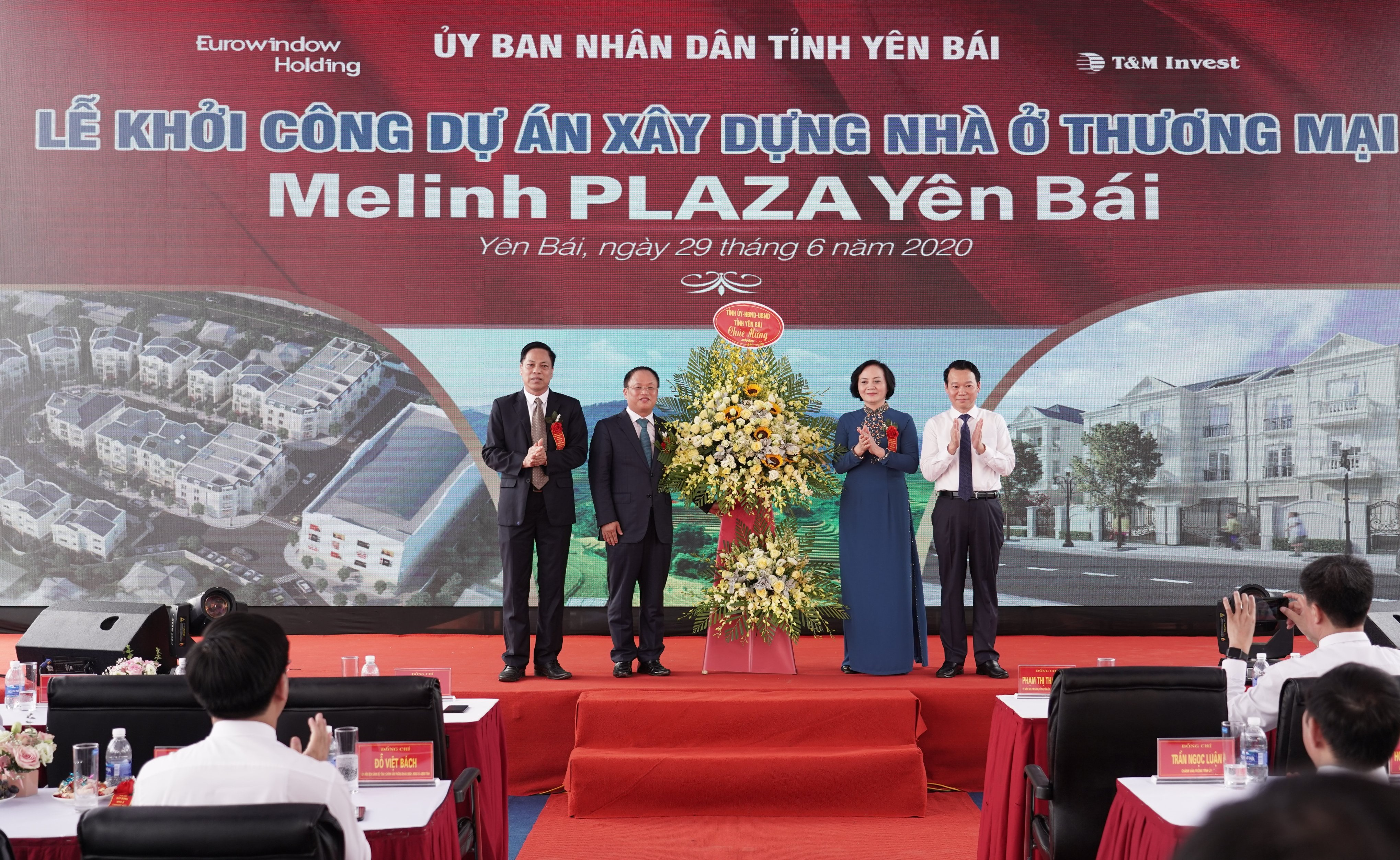 L&atilde;nh đạo tỉnh Yến B&aacute;i tặng hoa đại diện chủ đầu tư v&agrave; đơn vị ph&aacute;t triển dự &aacute;n Melinh PLAZA Y&ecirc;n B&aacute;i