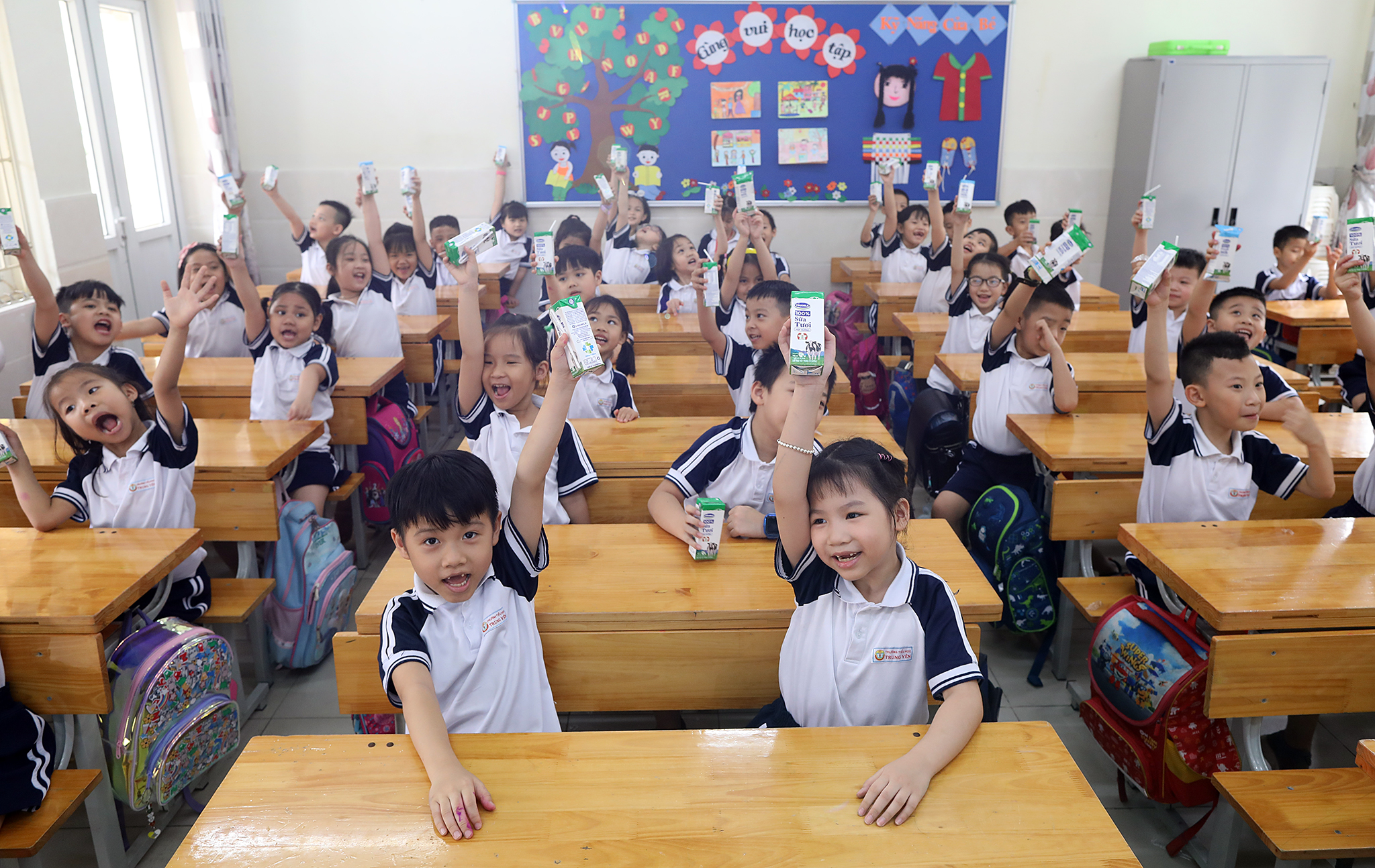 Sữa học đường l&agrave; chương tr&igrave;nh quốc gia nằm trong nỗ lực cải thiện t&igrave;nh trạng dinh dưỡng của trẻ em trong độ tuổi mầm non v&agrave; tiểu học. Việc bổ sung dinh dưỡng ph&ugrave; hợp sẽ gi&uacute;p g&oacute;p phần tăng cường thể chất, thể lực, tr&iacute; tuệ trong độ tuổi học đường &ndash; độ tuổi v&agrave;ng của sự ph&aacute;t triển. Với sự chung tay của to&agrave;n x&atilde; hội, trong c&aacute;c năm qua, h&agrave;ng triệu học sinh cả nước đ&atilde; được chăm s&oacute;c về dinh dưỡng tốt hơn khi được thụ hưởng chương tr&igrave;nh Sữa học đường.