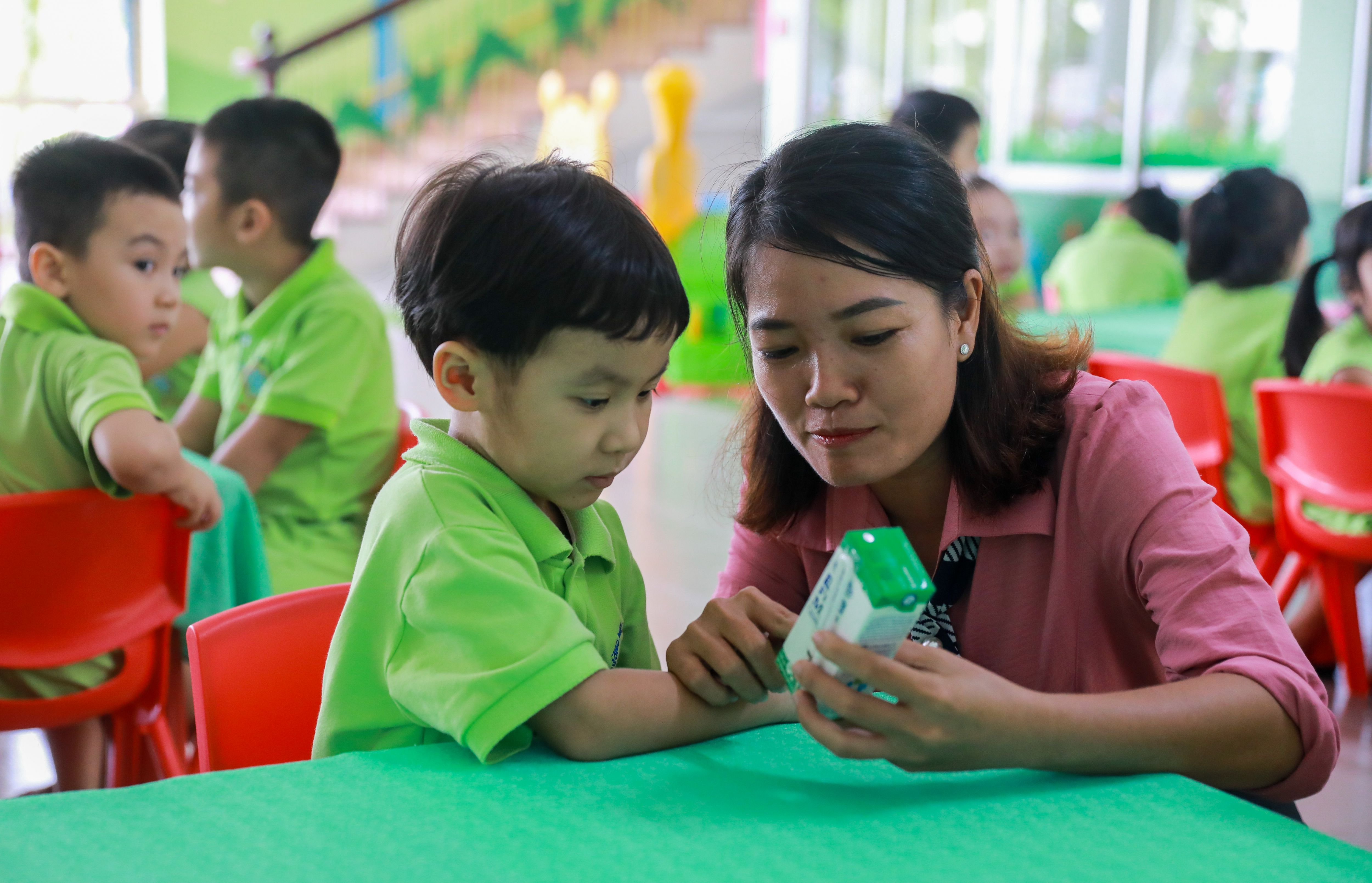 Gi&aacute;o vi&ecirc;n hướng dẫn tỉ mỉ để học sinh biết c&aacute;ch kiểm tra hạn sử dụng tr&ecirc;n hộp sữa, lắc đều hộp sữa trước khi uống để sữa ngon hơn, hay học c&aacute;ch gấp gọn vỏ hộp sữa v&agrave; đặt đ&uacute;ng nơi quy định để c&oacute; thể dễ d&agrave;ng thu gom v&agrave; xử l&yacute;. C&aacute;c hoạt động n&agrave;y cũng g&oacute;p phần gi&uacute;p c&aacute;c em nhỏ n&acirc;ng cao &yacute; thức bảo vệ m&ocirc;i trường.