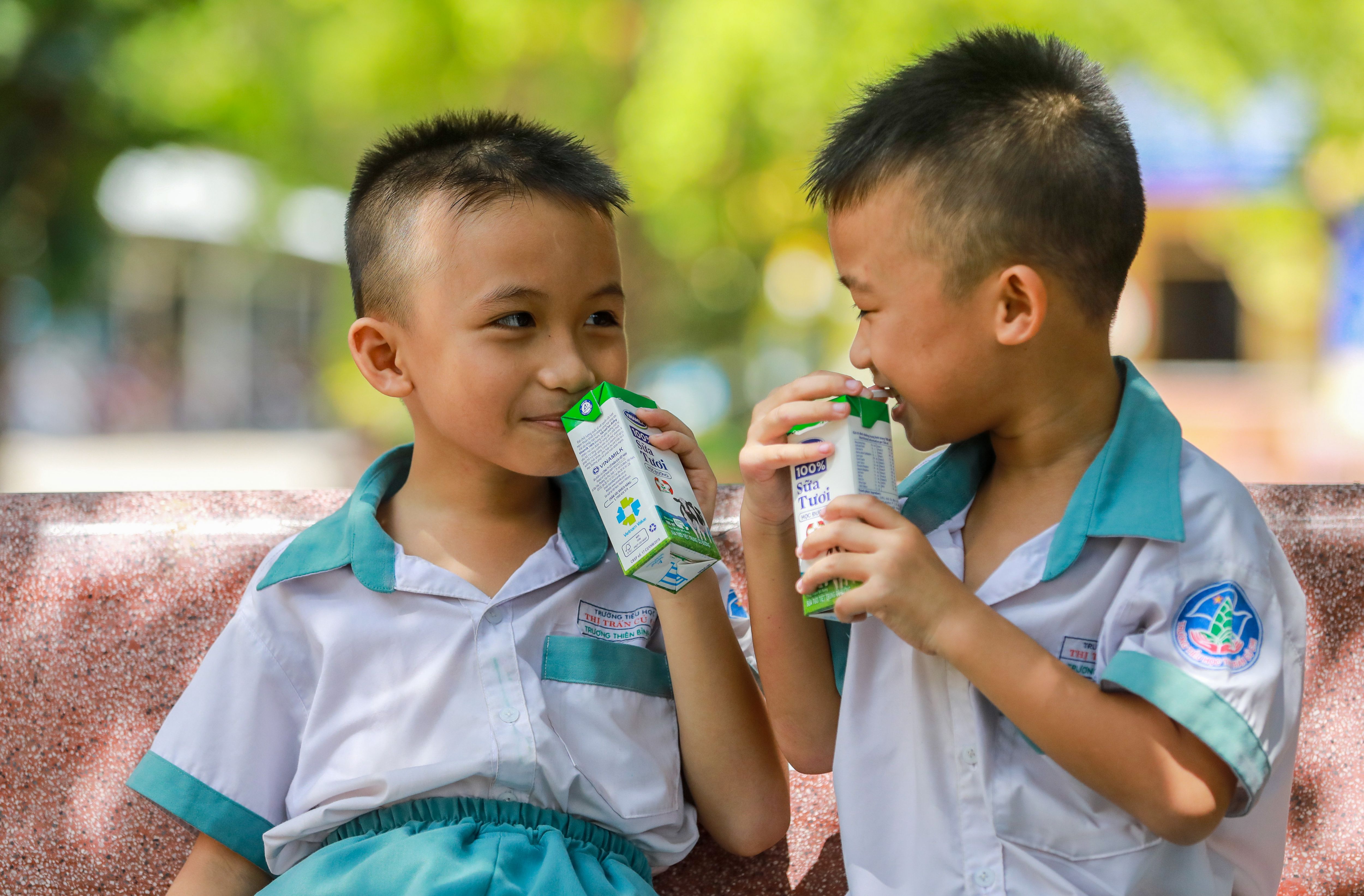 C&ograve;n đối với trẻ em, khi được hỏi v&igrave; sao th&iacute;ch uống sữa, c&aacute;c em đ&atilde; chia sẻ những l&yacute; do rất &ldquo;bất ngờ&rdquo; v&agrave; dễ thương của trẻ thơ. Em Thi&ecirc;n Bảo (học sinh lớp 1/4 trường Tiểu học Thị Trấn Củ Chi, TPHCM) n&oacute;i: &ldquo;Con rất muốn chơi đ&aacute;nh cầu giỏi. Con th&iacute;ch uống sữa để tăng chiều cao v&agrave; đ&aacute;nh cầu giỏi hơn&rdquo;. C&ograve;n một c&ocirc; b&eacute; 4 tuổi, đang c&ugrave;ng bạn b&egrave; uống sữa theo chương tr&igrave;nh Sữa học đường của tỉnh Quảng Nam, khi được hỏi th&igrave; ngộ nghĩnh n&oacute;i: &ldquo;Con rất th&iacute;ch uống sữa, v&igrave; uống sữa gi&uacute;p con cao lớn v&agrave; xinh đẹp!&rdquo;