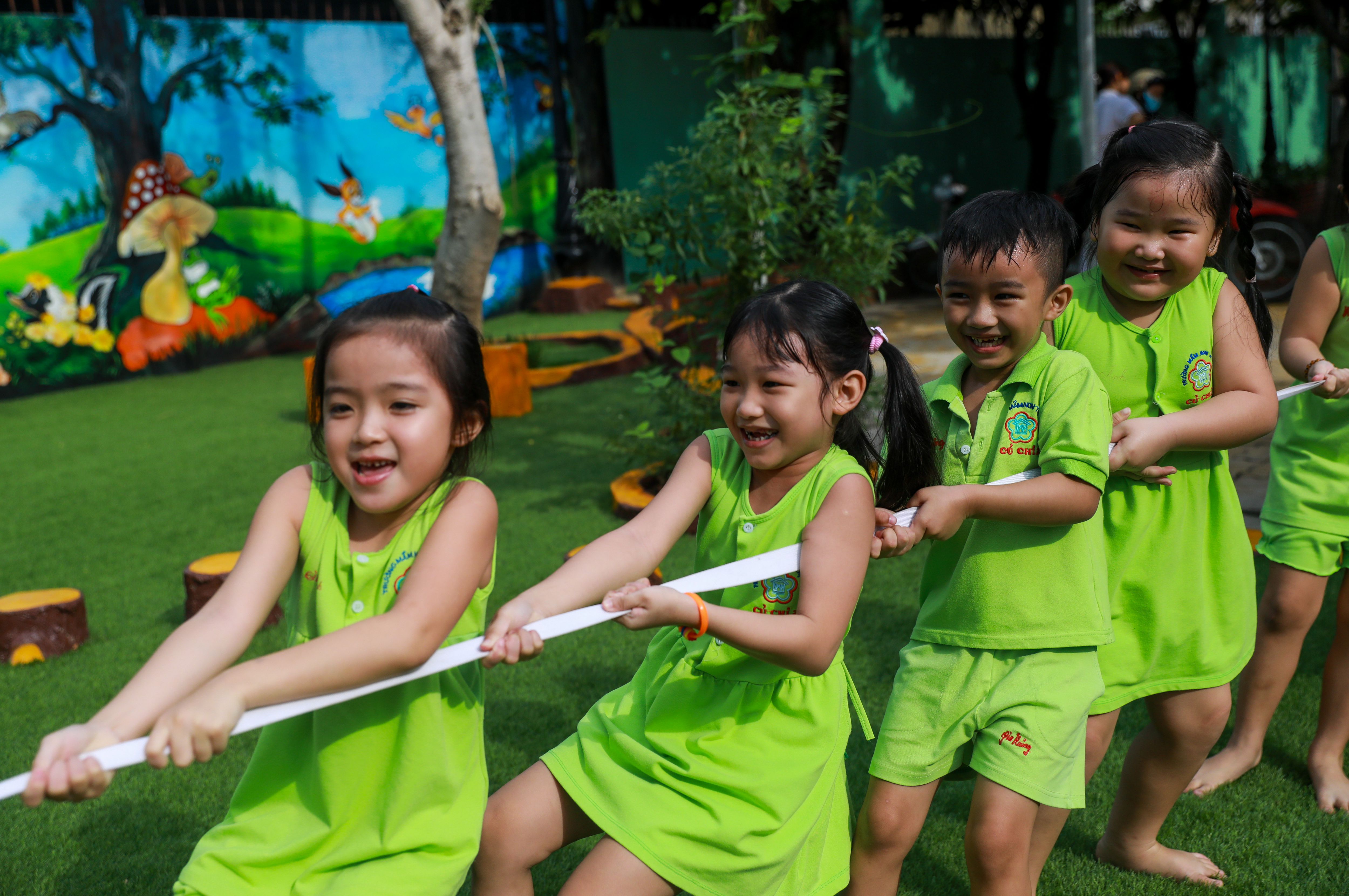 Việc uống sữa mỗi ng&agrave;y khi đến lớp g&oacute;p phần gi&uacute;p c&aacute;c em c&oacute; th&ecirc;m năng lượng để học tập, tham gia v&agrave;o c&aacute;c hoạt động vui chơi, thể dục thể thao của trường lớp s&ocirc;i nổi hơn, g&oacute;p phần ph&aacute;t triển thể trạng một c&aacute;ch to&agrave;n diện.