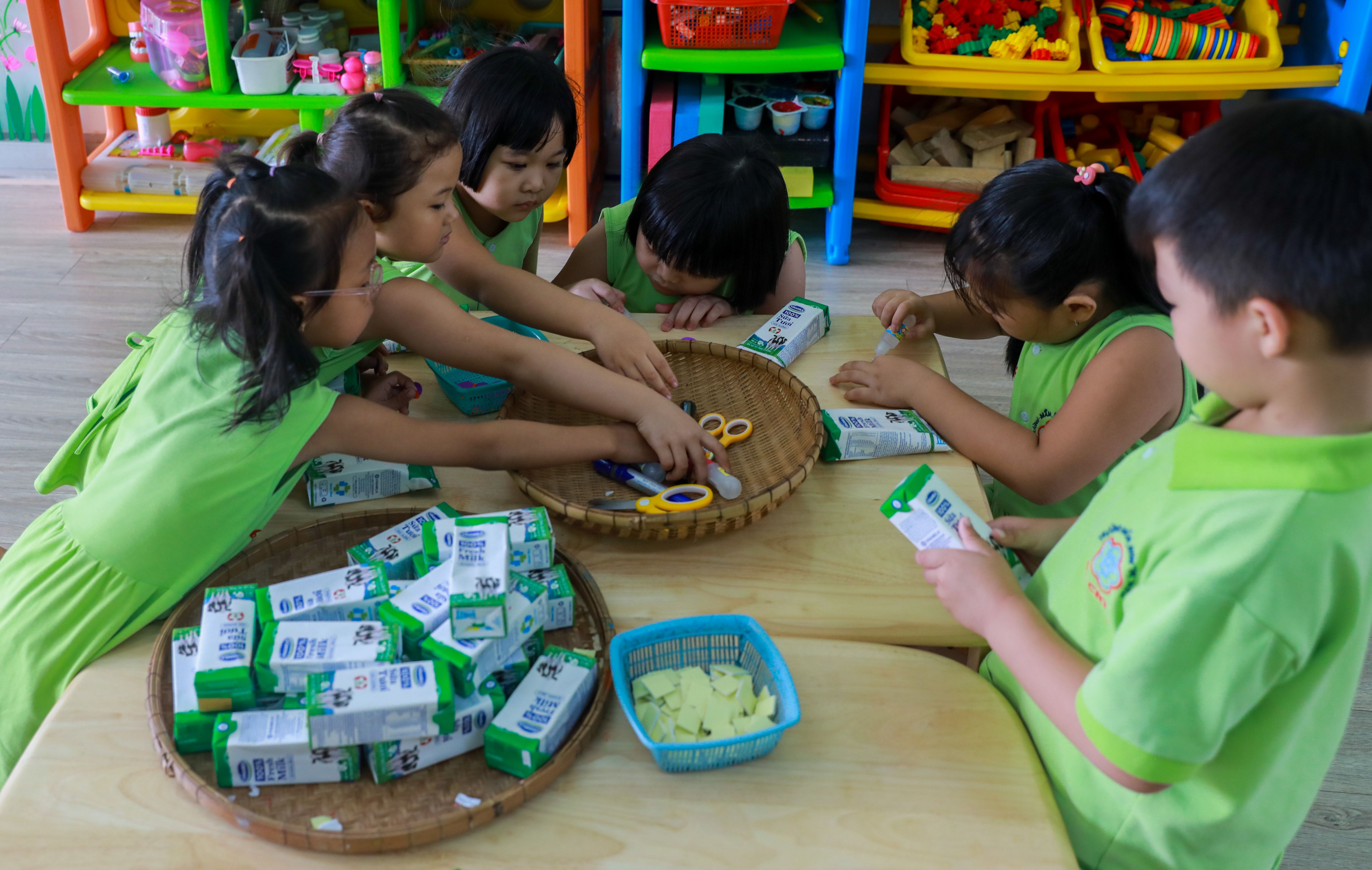 C&aacute;c em học sinh h&agrave;o hứng tham gia tiết thủ c&ocirc;ng quen thuộc nhưng nay th&ecirc;m s&aacute;ng tạo, mới mẻ hơn với sự xuất hiện của những hộp sữa học đường, &ldquo;người bạn đồng h&agrave;nh&rdquo; th&acirc;n thiết của c&aacute;c em.