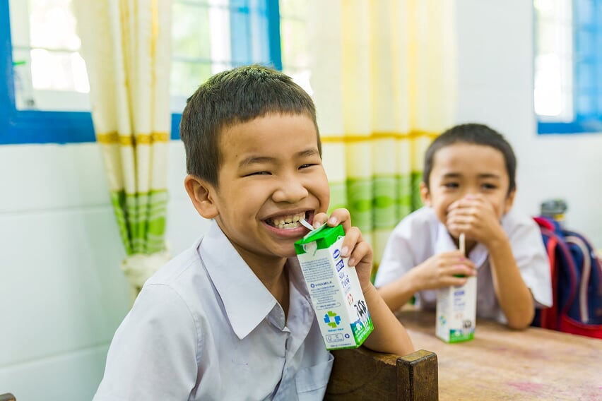 Tại Quảng Nam, Sữa học đường được triển khai cho 6 huyện miền n&uacute;i. C&ograve;n tại Quảng Ng&atilde;i, hơn 58.000 học sinh mầm non v&agrave; tiểu học tại c&aacute;c huyện miền n&uacute;i Sơn T&acirc;y, Sơn H&agrave;, T&acirc;y Tr&agrave;, Tr&agrave; Bồng, Ba Tơ, Minh Long cũng được uống sữa khi đến lớp. Nguồn kinh ph&iacute; do ng&acirc;n s&aacute;ch tỉnh v&agrave; Vinamilk l&agrave; doanh nghiệp cung cấp sữa hỗ trợ. Phụ huynh kh&ocirc;ng cần đ&oacute;ng g&oacute;p th&ecirc;m.