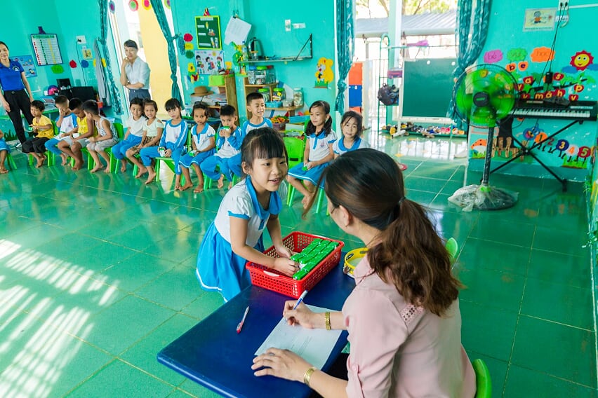 C&ocirc; L&ecirc; Thị Tường Vy, Hiệu trưởng trường mầm non Hoa Hồng (Quảng Ng&atilde;i) chia sẻ: &ldquo;85% học sinh tại trường l&agrave; người đồng b&agrave;o, nhiều em chưa c&oacute; cơ hội tiếp x&uacute;c với sữa n&ecirc;n khi chương tr&igrave;nh được triển khai, c&aacute;c em đồng loạt được uống sữa v&agrave; tham gia c&aacute;c hoạt động tại lớp n&ecirc;n rất vui. Phụ huynh khi nghe con được uống sữa tại trường cũng phấn khởi v&igrave; con em được chăm lo dinh dưỡng tại trường chu đ&aacute;o th&ocirc;ng qua chương tr&igrave;nh Sữa học đường.&rdquo;