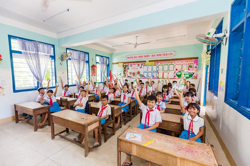 Qua nhiều năm triển khai, với quyết t&acirc;m v&agrave; nỗ lực cao của tất cả c&aacute;c đơn vị thực hiện, Sữa học đường thực sự đ&atilde; trở th&agrave;nh một phần kh&ocirc;ng thể thiếu của hoạt động gi&aacute;o dục tại nhiều tỉnh th&agrave;nh, g&oacute;p phần gi&uacute;p h&agrave;ng triệu trẻ em lứa tuổi học đường được chăm s&oacute;c dinh dưỡng tốt hơn để ph&aacute;t triển to&agrave;n diện về thể chất v&agrave; tr&iacute; tuệ.