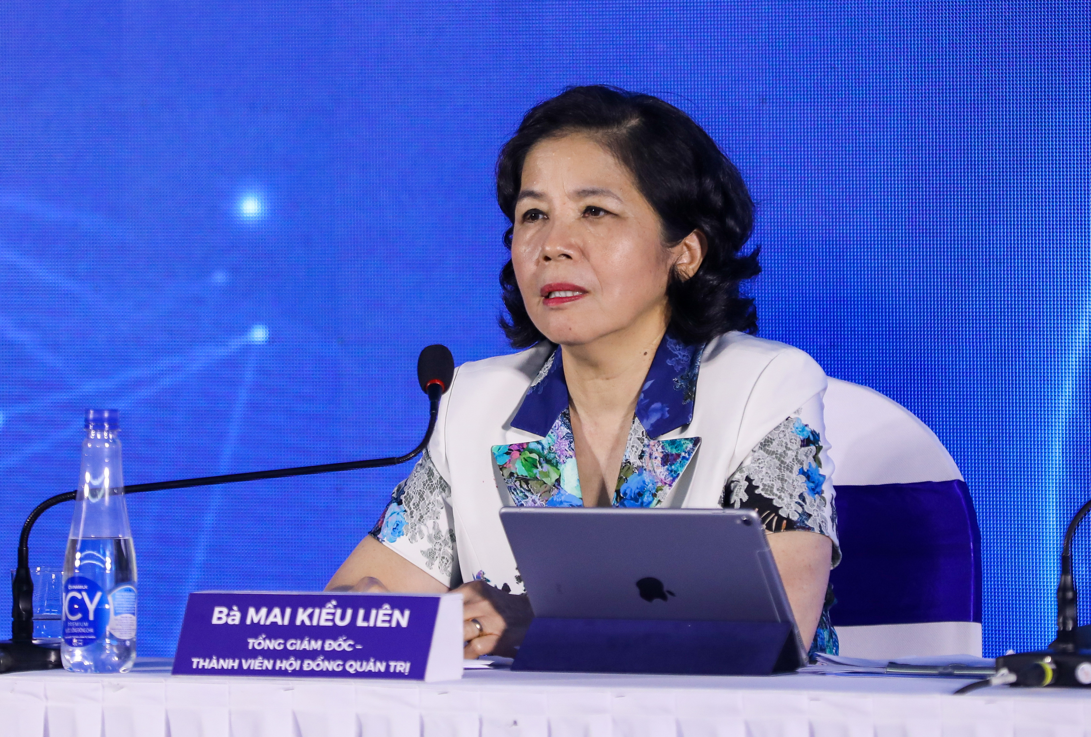 B&agrave; Mai Kiều Li&ecirc;n - Tổng gi&aacute;m đốc Vinamilk trả lời c&aacute;c c&acirc;u hỏi của cổ đồng