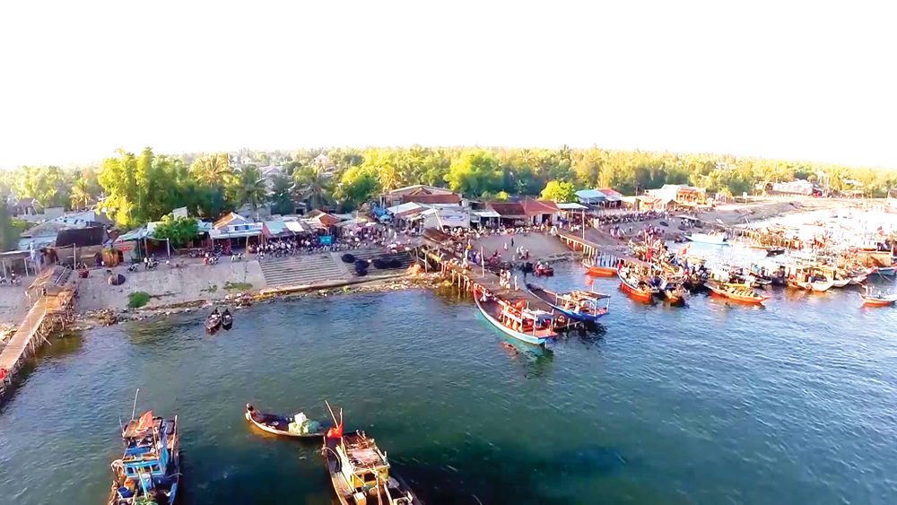 T&agrave;u c&aacute; về bến neo đậu tại khu vực Cẩm Phả