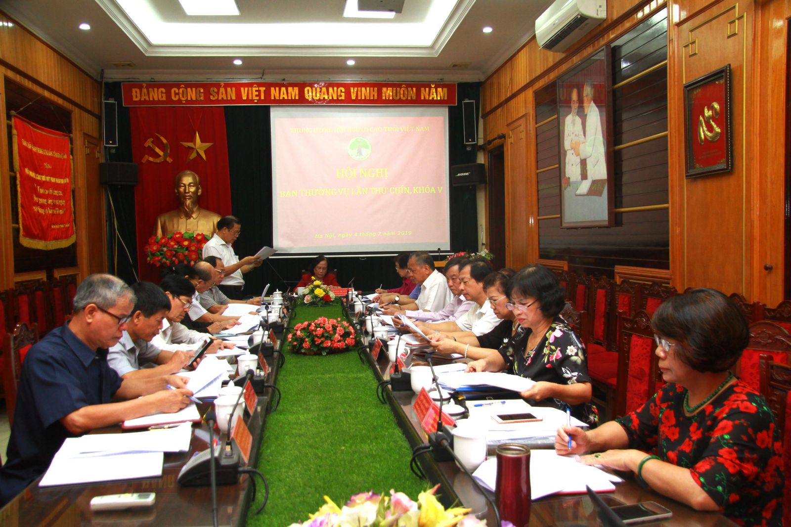 Ph&oacute; Chủ tịch Thường trực Đ&agrave;m Hữu Đắc th&ocirc;ng qua dự thảo b&aacute;o c&aacute;o c&ocirc;ng t&aacute;c Hội 6 th&aacute;ng đầu năm