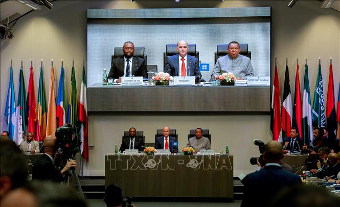 Chủ tịch OPEC, Bộ trưởng dầu mỏ Venezuela Manuel Quevedo (giữa) ph&aacute;t biểu tại lễ khai mạc Hội nghị lần thứ 176 của OPEC v&agrave; hội nghị lần thứ 6 c&aacute;c nước trong v&agrave; ngo&agrave;i OPEC ở Vienna, &Aacute;o, ng&agrave;y 1/7/2019.
