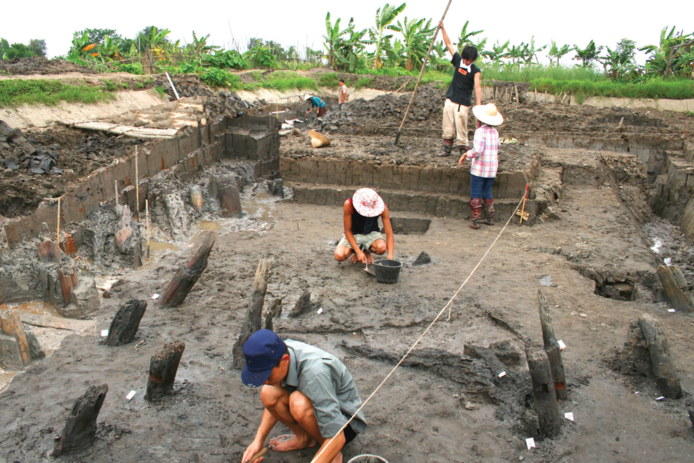 C&aacute;c nh&agrave; khảo cổ học Việt Nam v&agrave; quốc tế th&aacute;m s&aacute;t b&atilde;i cọc đồng M&aacute; Ngựa, 1 trong 2 b&atilde;i cọc của qu&acirc;n v&agrave; d&acirc;n nh&agrave; Trần