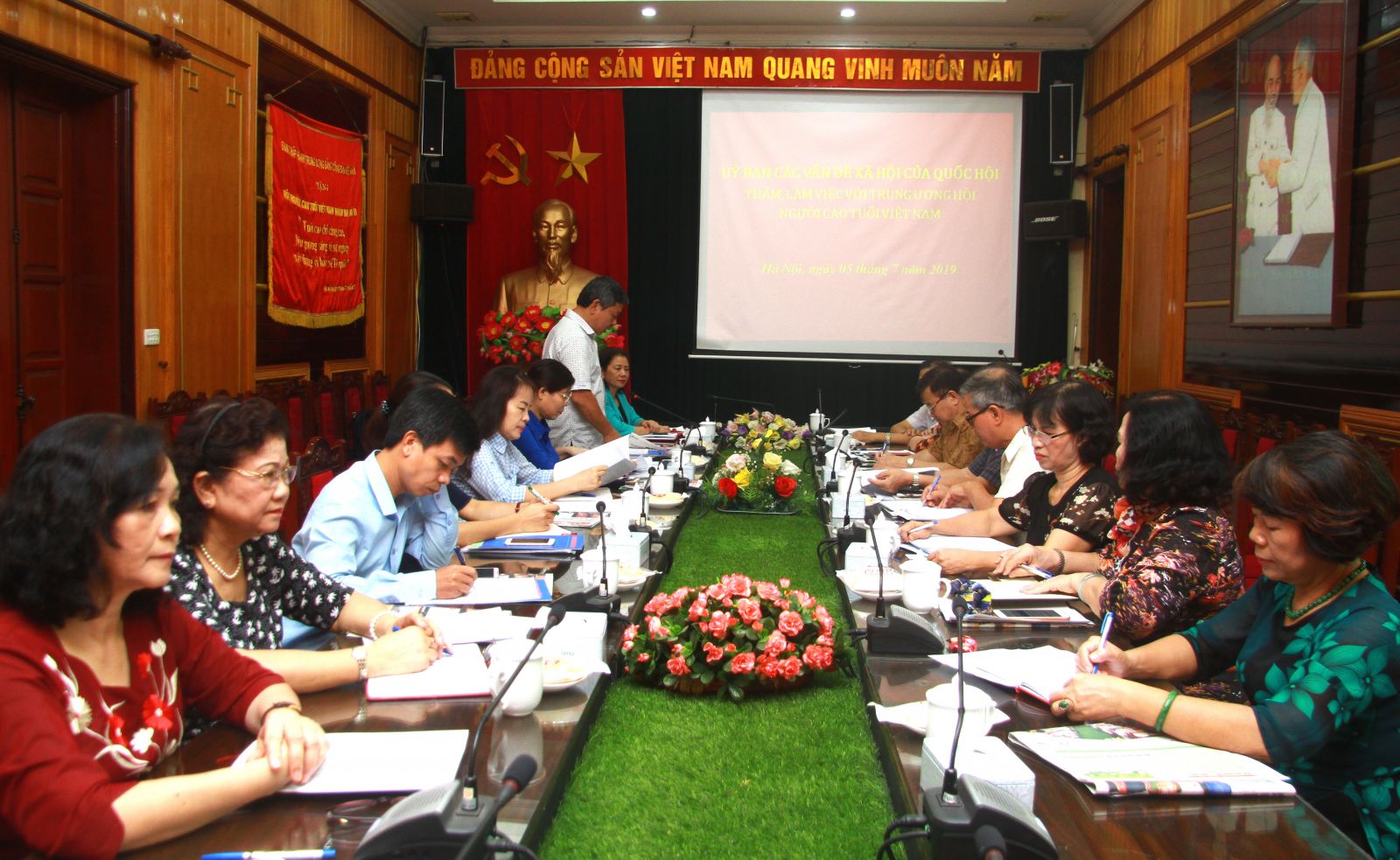 Quang cảnh buổi l&agrave;m việc