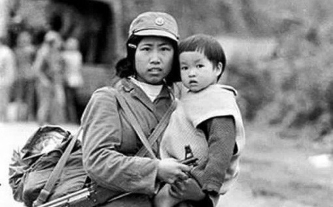 Bức ảnh c&ocirc; bộ đội bế em b&eacute; tại cầu T&agrave;i Hồ S&igrave;n (x&atilde; Thạch Bằng, H&ograve;a An, Cao Bằng)do nhiếp ảnh gia Trần Mạnh Thường chụp ng&agrave;y 24/2/1979