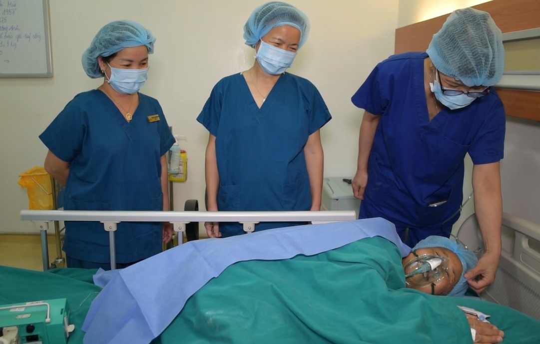 Ca gh&eacute;p tế b&agrave;o gốc lần 2 cho b&agrave; M&ugrave;i tại Bệnh viện Vinmec đ&atilde; diễn ra thuận lợi