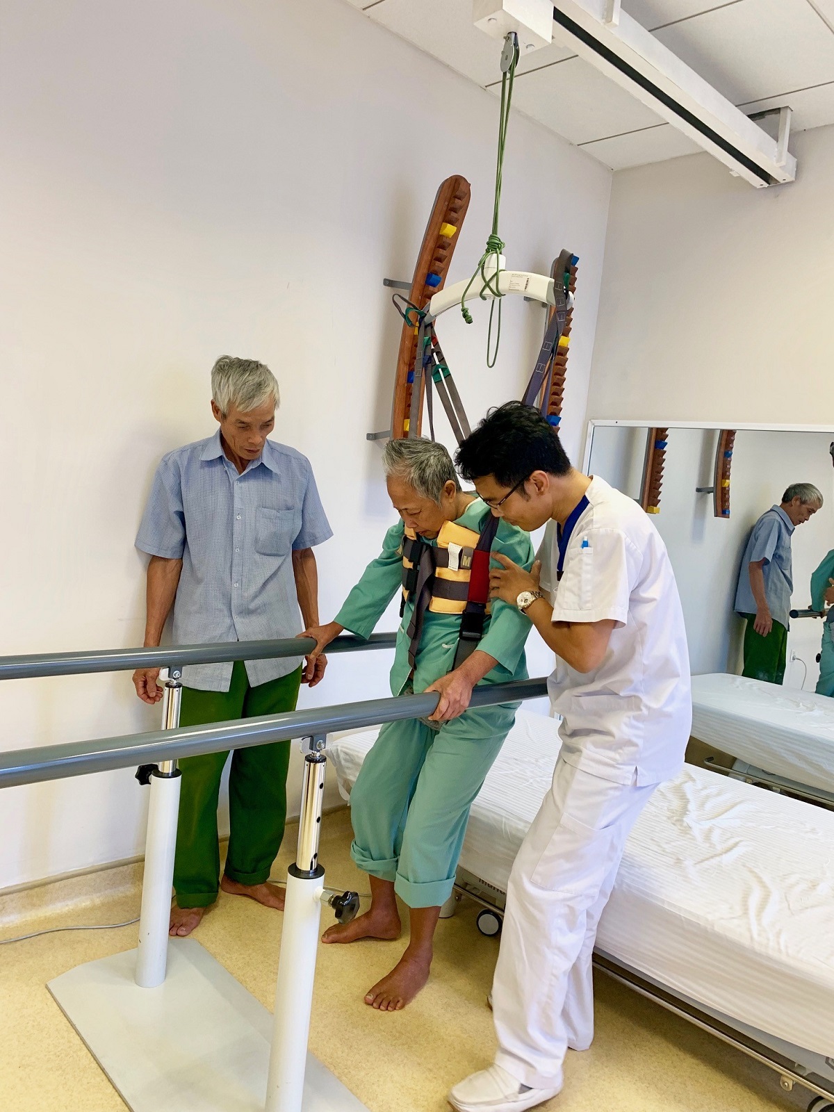Hơn 60 tuổi, b&agrave; M&ugrave;i lại chập chững tập những bước đi đầu ti&ecirc;n