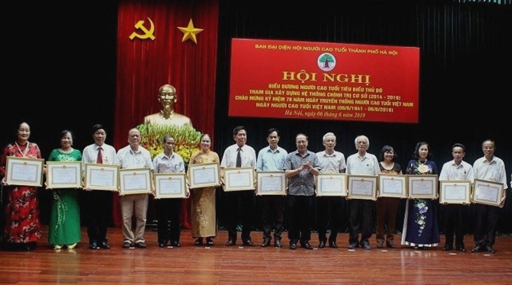 Ph&oacute; Chủ tịch Nguyễn H&ograve;a B&igrave;nh trao Bằng khen cho c&aacute;c c&aacute; nh&acirc;n xuất sắc của NCT Thủ đ&ocirc;