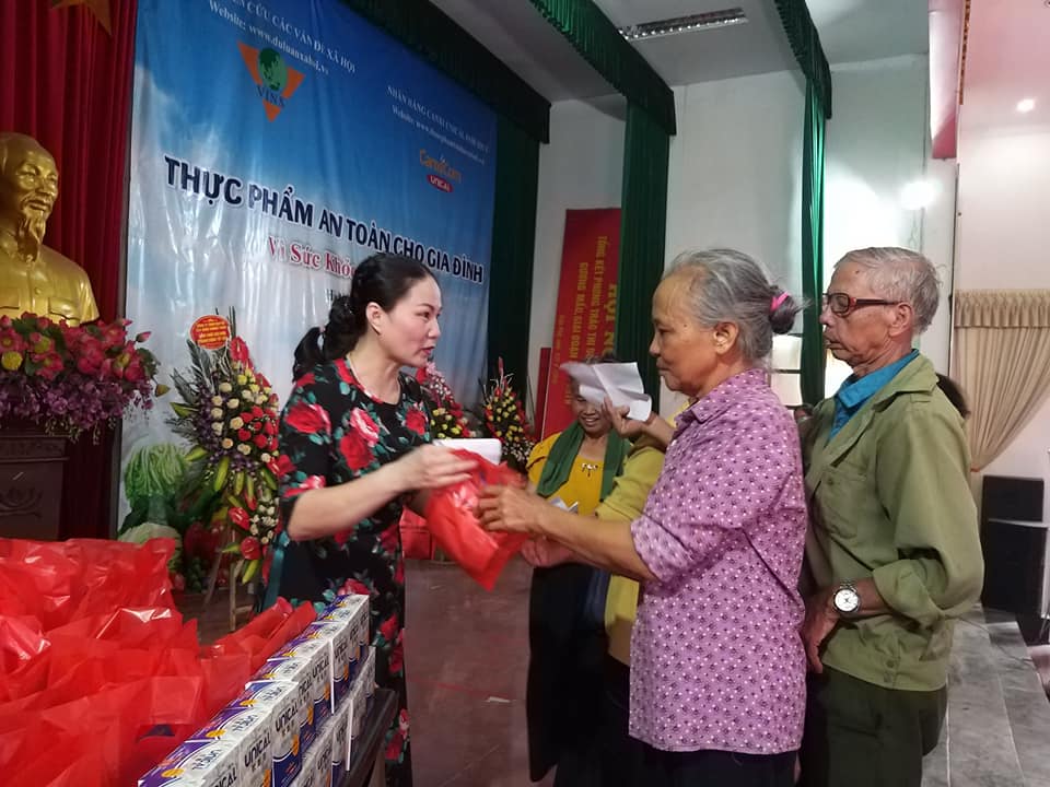 Tặng qu&agrave; NCT huyện Chương Mỹ