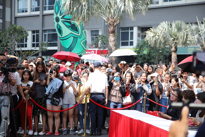 D&ograve;ng người xếp h&agrave;ng đ&ocirc;ng đ&uacute;c để mua những sản phẩm ưu đ&atilde;i &ldquo;kịch s&agrave;n&rdquo;