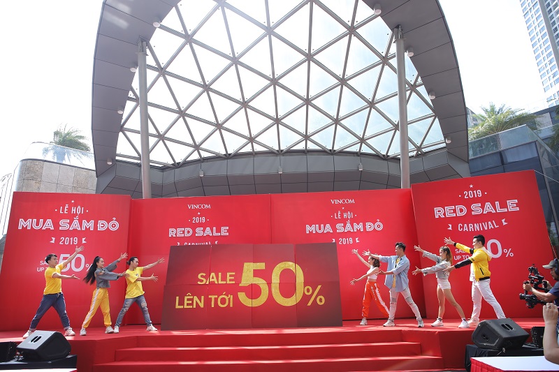 Lễ kick-off chiến dịch Red Sale Carnival ch&iacute;nh thức c&ocirc;ng bố mức ưu đ&atilde;i l&ecirc;n tới 50% đến từ 800 thương hiệu trong v&agrave; ngo&agrave;i nước.