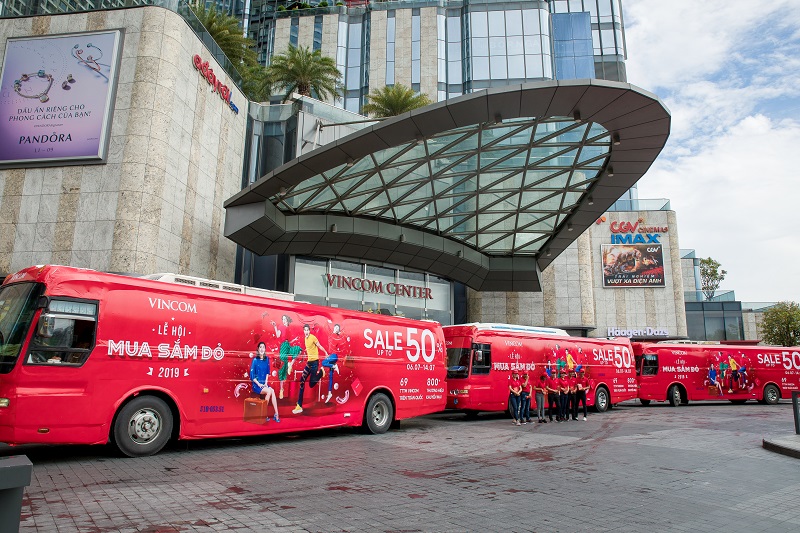 Loạt xe bus khởi động chiến dịch diễu h&agrave;nh qua nhiều tuyến phố, dừng ch&acirc;n tại c&aacute;c điểm TTTM lớn nhất.