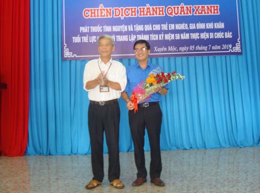 &Ocirc;ng Huỳnh Ánh Linh trưởng ban chỉ đạo hè xã Hòa Bình tặng hoa cho trưởng đoàn Chi&ecirc;́n Dịch Qu&acirc;n Hàm Xanh