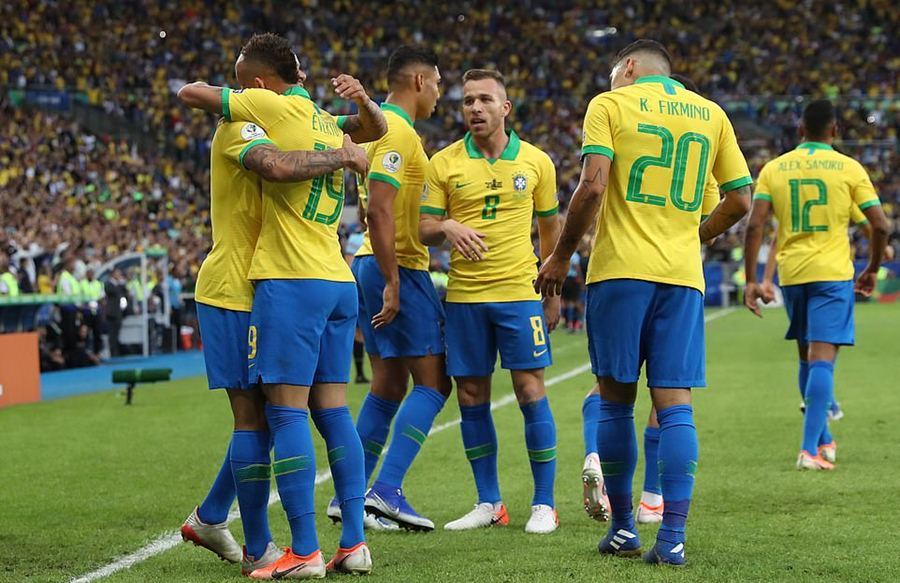 C&aacute;c cầu thủ Brazil ăn mừng b&agrave;n thắng mở tỷ số của Everton