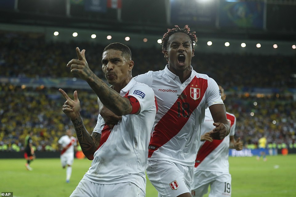 Paolo Guerrero ăn mừng b&agrave;n thắng tr&ecirc;n chấm 11m nhưng kh&ocirc;ng đủ để gi&uacute;p Peru l&agrave;m điều thần kỳ trước Brazil