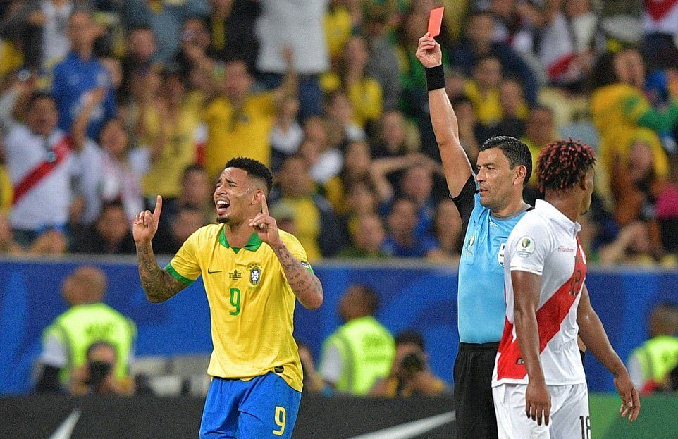 Thẻ đỏ của Jesus kh&ocirc;ng l&agrave;m Brazil gặp kh&oacute;