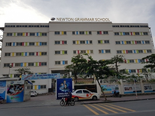 Trường Phổ thông Newton: Hiệu trưởng “trốn tránh”, chỉ đạo nhân viên đưa tiền xăng xe để "đuổi" phóng viên