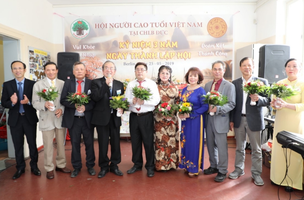 Đại diện Đại sứ qu&aacute;n Việt Nam tại CHLB Đức, Tham t&aacute;n Phạm Ho&agrave;ng T&ugrave;ng (tr&aacute;i) chụp ảnh lưu niệm c&ugrave;ng BCH Hội NCT CHLB Đức.