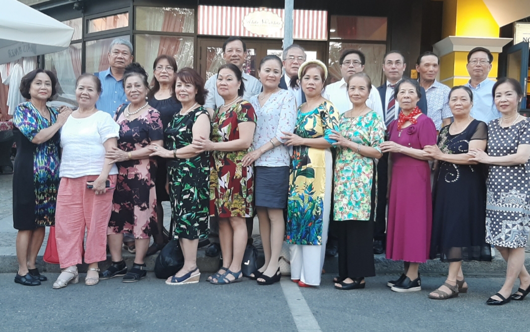 Một số cụ chụp ảnh lưu niệm sau buổi giao lưu