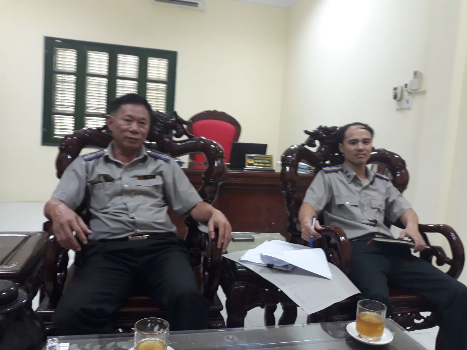 &Ocirc;ng Vũ Đức Am, Cục ph&oacute; (ngồi b&ecirc;n tr&aacute;i) v&agrave; c&aacute;n bộ Cục THADS tỉnh Ninh B&igrave;nh trao đổi với ph&oacute;ng vi&ecirc;n B&aacute;o Người cao tuổi