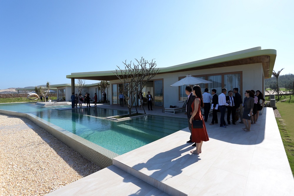 Nh&agrave; đầu tư tham quan căn mẫu biệt thự tại FLC Quy Nhơn