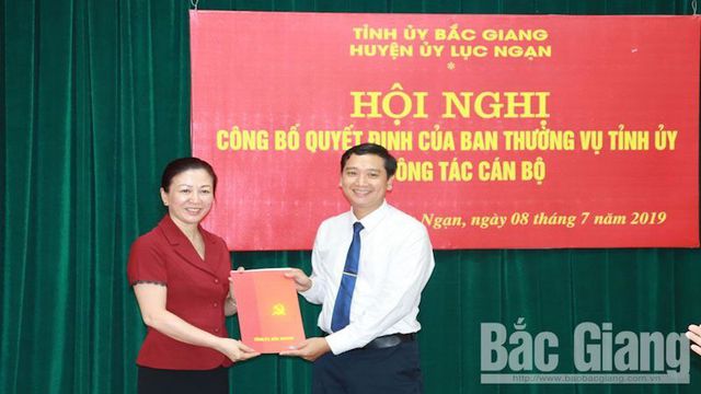 &Ocirc;ng Nguyễn Việt Oanh (phải) nh&acirc;̣n quy&ecirc;́t định bổ nhiệm B&iacute; thư huyện uỷ Lục Ngạn (Ảnh: B&aacute;o Bắc Giang)