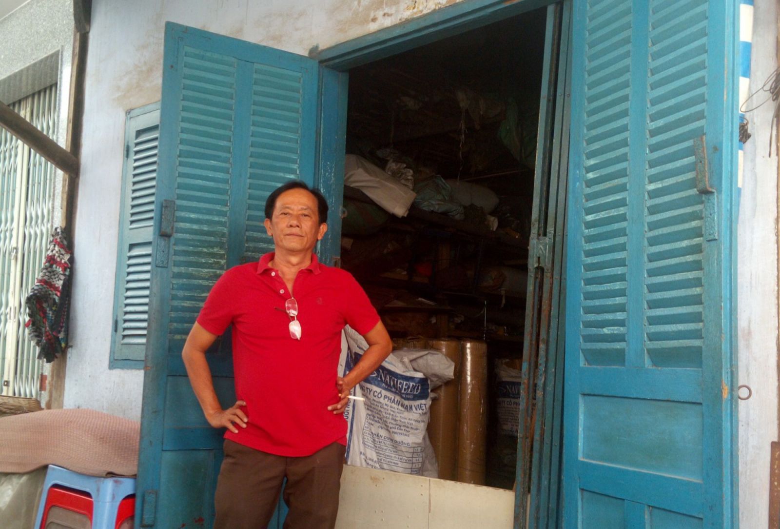 &Ocirc;ng Trang Trung Hiếu trước căn nh&agrave; cha mẹ để lại trong hẻm 45 đường Nguyễn Văn Trỗi