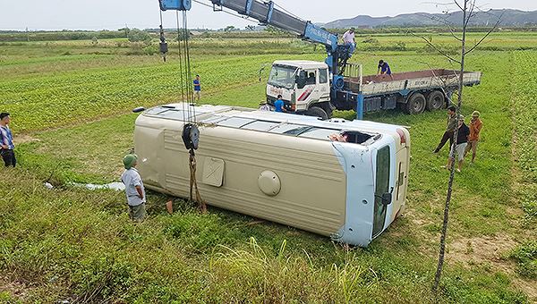 Nghệ An: Ô tô chở công nhân đi làm lật nhào xuống ruộng, 23  người bị thương