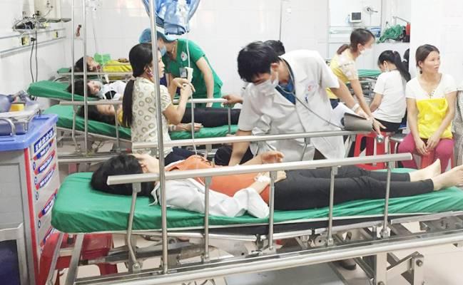 Nghệ An: Ô tô chở công nhân đi làm lật nhào xuống ruộng, 23  người bị thương