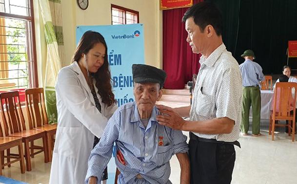 TS. Nguyễn Thị Thu Ho&agrave;i, Ph&oacute; Viện trưởng Viện Tim mạch quốc gia thăm kh&aacute;m, kiểm tra chức năng tim phổi cho NCT thuộc diện ch&iacute;nh s&aacute;ch.