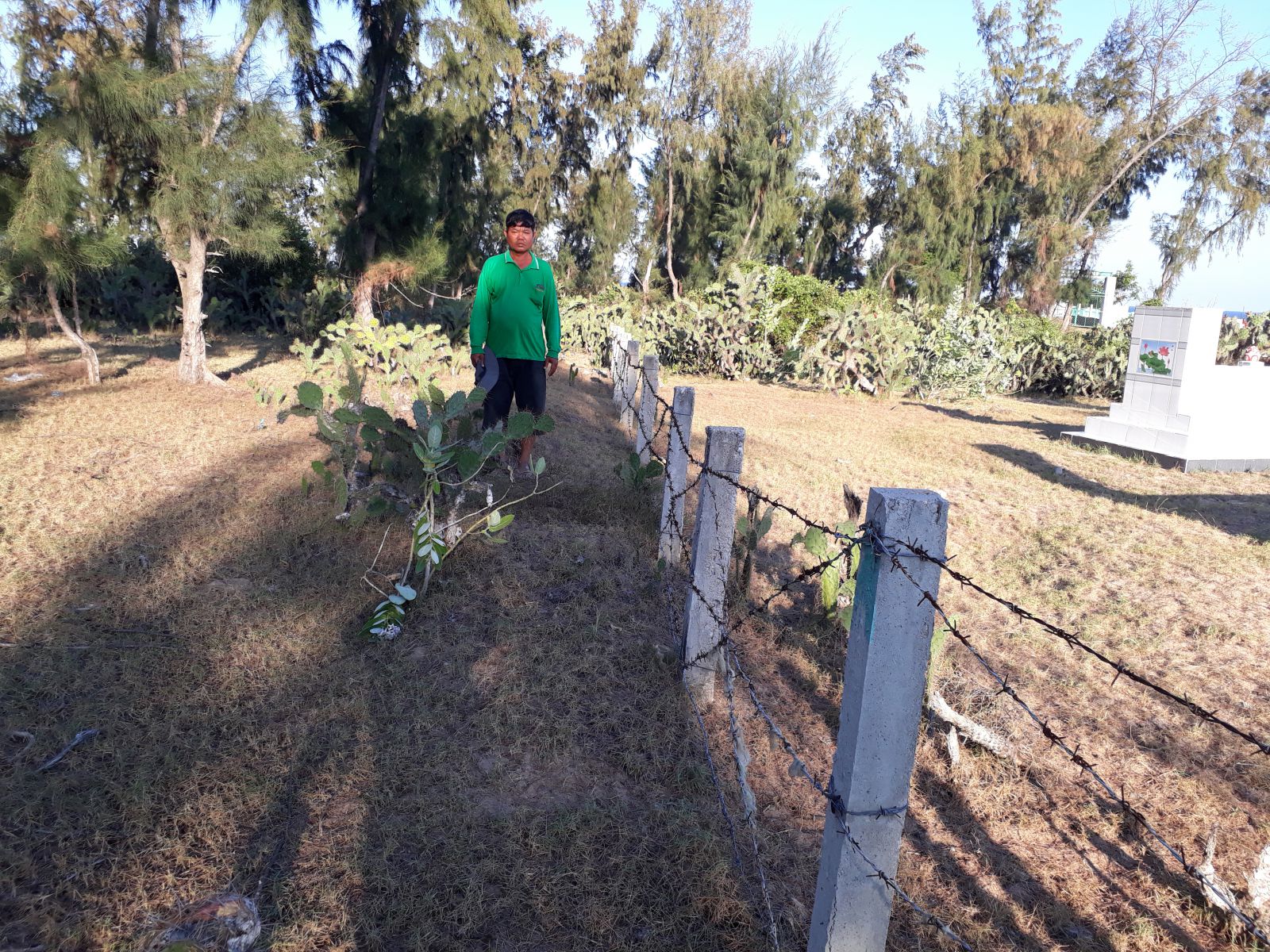 H&agrave;ng r&agrave;o d&acirc;n dựng l&ecirc;n để ngăn cach, giữa người n&agrave;y với người kh&aacute;c