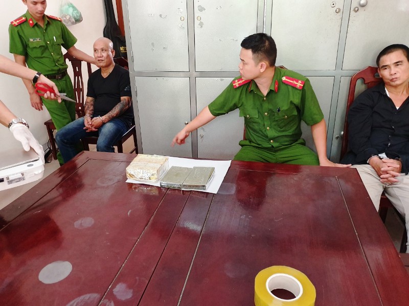 Nghệ An: Đại ca xăm trổ bị bắt cùng 2 bánh heroin và 1 kg ma túy đá