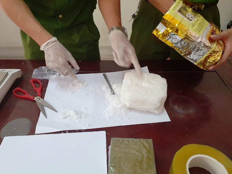 Nghệ An: Đại ca xăm trổ bị bắt cùng 2 bánh heroin và 1 kg ma túy đá