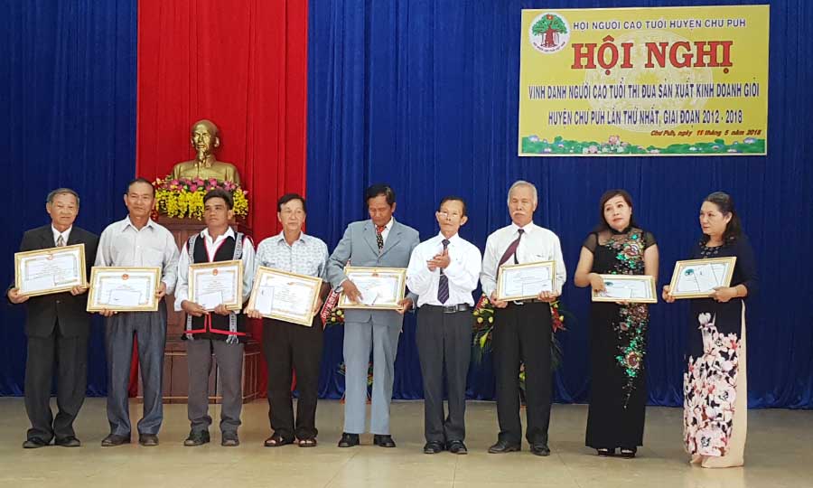Nhiều NCT l&agrave;m kinh tế giỏi huyện Chư Pưh được vinh danh