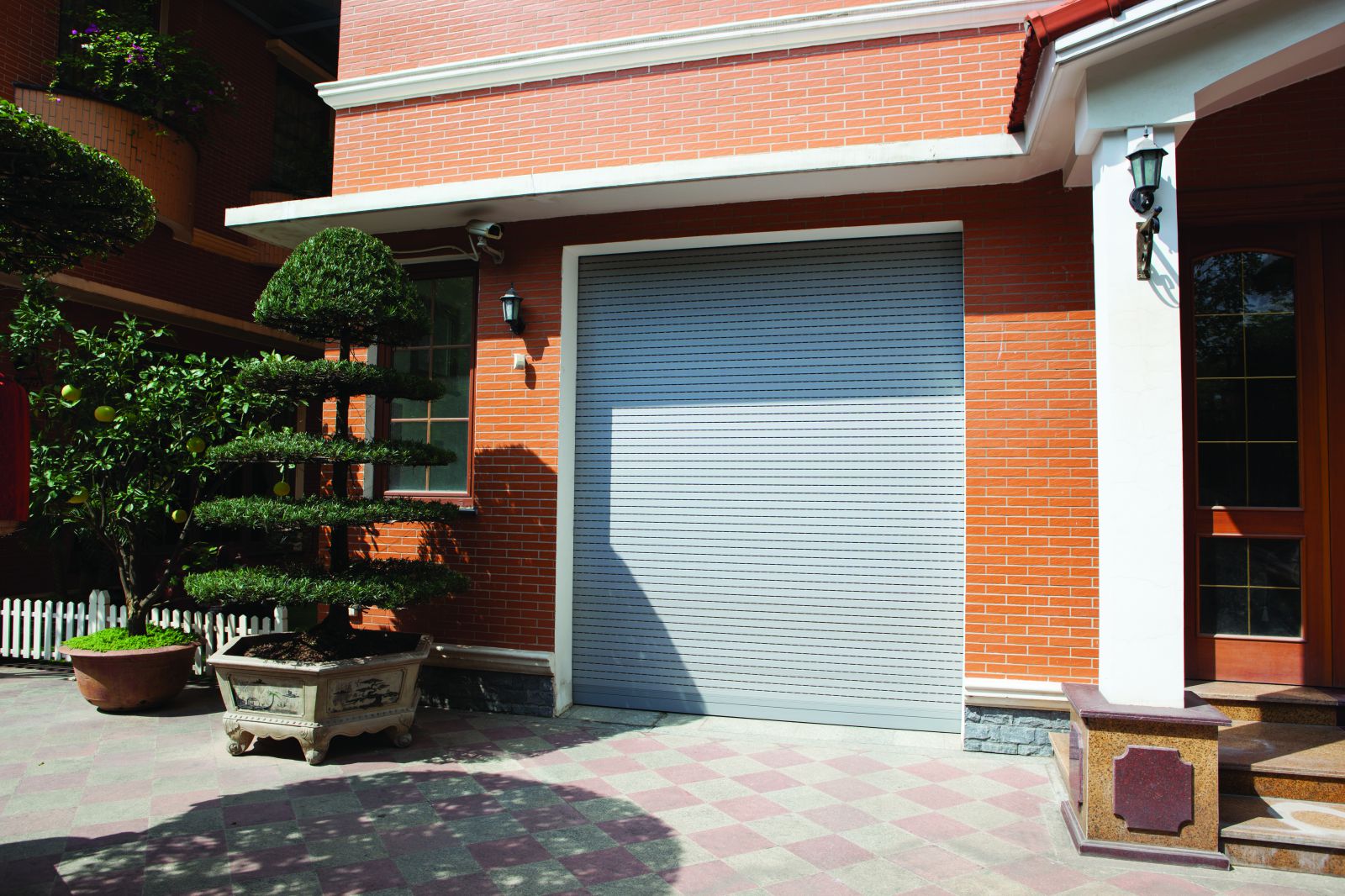 Cửa cuốn khe tho&aacute;ng Eurowindow lắp đặt tại biệt thự KĐT Nghĩa Đ&ocirc; (H&agrave; Nội)