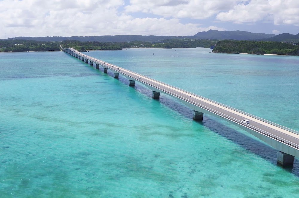 L&aacute;i xe đi xuy&ecirc;n biển tr&ecirc;n cầu Kouri chắc chắn sẽ l&agrave; kỉ niệm đ&aacute;ng nhớ với c&aacute;c cặp đ&ocirc;i