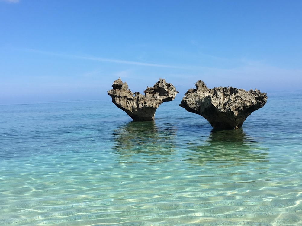 The Heart Rock nằm ngay giữa mặt biển Okinawa xanh ngọc b&iacute;ch