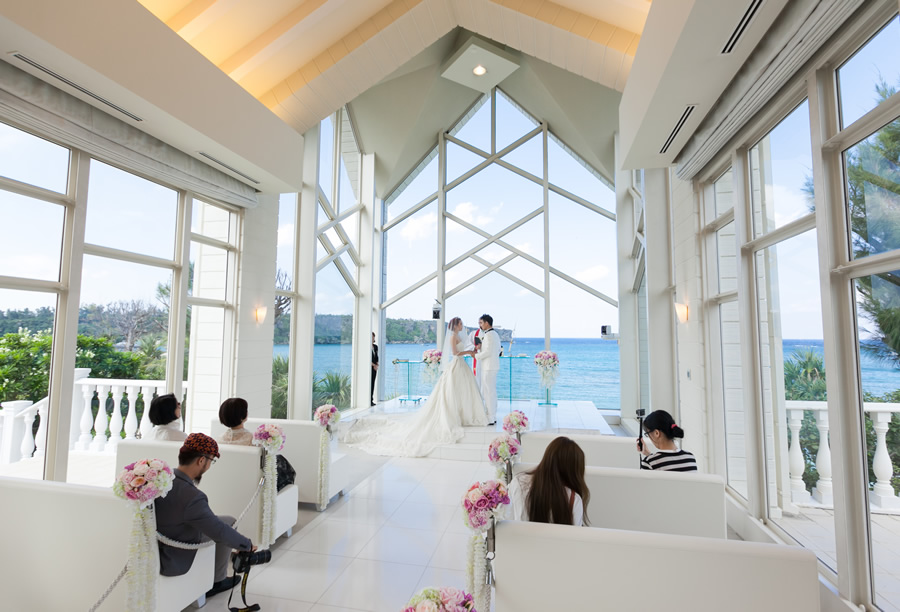 Những nh&agrave; thờ bằng k&iacute;nh trong suốt ở Okinawa như Coralvita l&agrave; địa điểm tổ chức h&ocirc;n lễ y&ecirc;u th&iacute;ch của c&aacute;c cặp đ&ocirc;i địa phương v&agrave; ngoại quốc (Ảnh: overseaswedding.com.tw)